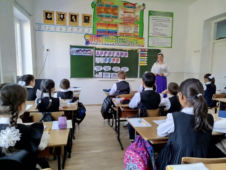 Сегодня в нашей школе прошёл кл. час из цикла "Разговоры о важном" на тему «Дорогами России» с целью расширения у ребят знаний о транспортной системе нашей страны, о многообразии железнодорожных профессий и многом другом. Учащиеся обсудили, насколько важн.