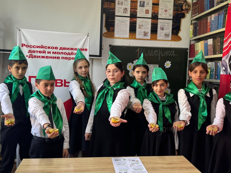 В рамках направления «Экология и охрана природы» активисты первичного отделения Движения Первых приняли участие в акции "Встречаем птиц на Родине"..