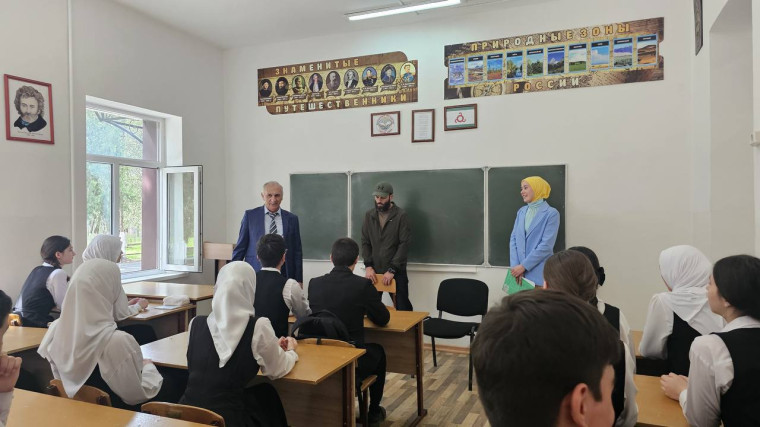Сегодня нашу школу посетили гости: Оздоев Исропил Идрисович , заведующий сектором правового просвещения граждан Аппарата Уполномоченного по правам человека в РИ,.